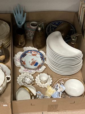 plusieurs assiettes et bols dans une boîte sur la table