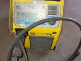 une machine jaune qui est garée dans le garage