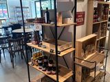 une étagère sur laquelle sont disposés divers articles dans un magasin