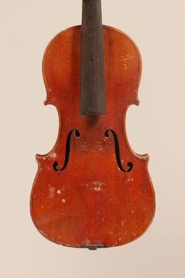 gros plan d'un violon avec un archet sur fond blanc