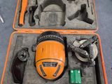 une mallette orange contenant des outils, posée sur une table