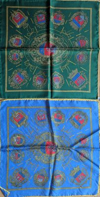 trois foulards en soie aux motifs variés