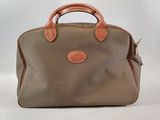 une image représentant un sac marron et orange sur fond blanc