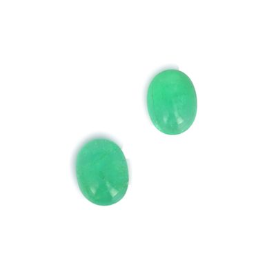 paire de cabochons en jade vert sur fond blanc