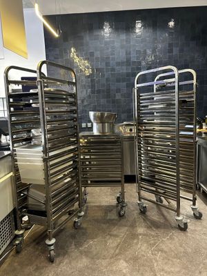 de nombreux plateaux de nourriture en cours de préparation dans la cuisine