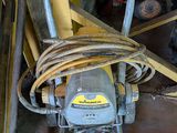 une machine qui se trouve dans un garage