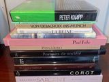 cinq livres empilés sur une table