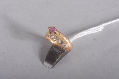 une photo d'une bague en or sertie d'une pierre rose
