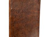 un vieux livre avec une couverture en cuir marron sur fond blanc