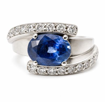 gros plan d'une bague en saphir bleu et diamant sur fond blanc