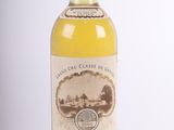 une bouteille de vin blanc posée sur une table