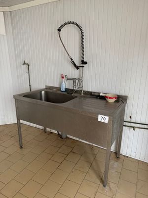un évier muni d'un robinet et dans lequel se trouve un robinet