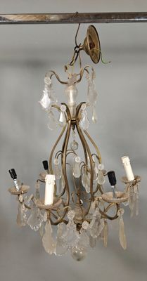 un lustre suspendu au plafond d'une pièce