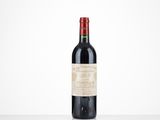 une bouteille de vin rouge posée sur une table