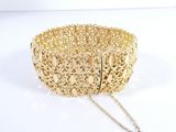 bracelet en filigrane d'or avec une chaîne sur fond blanc