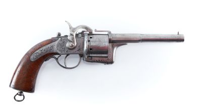 un vieux revolver avec un manche en bois sur fond blanc