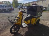 une moto jaune avec une remorque à l'arrière