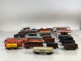 un grand nombre de trains miniatures qui se trouvent sur la table