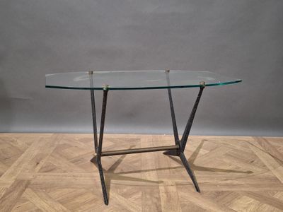 Attribuée à Angelo OSTUNI. Table basse piètement en acier la…