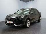 Une voiture noire est garée dans une grande pièce