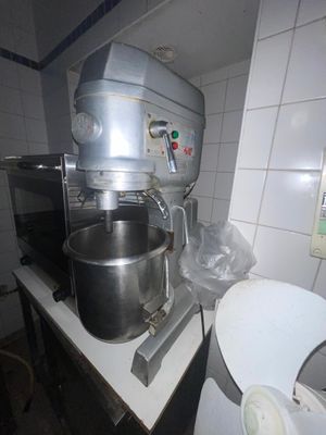 une photo d'une cuisine avec un mixeur posé sur le plan de travail