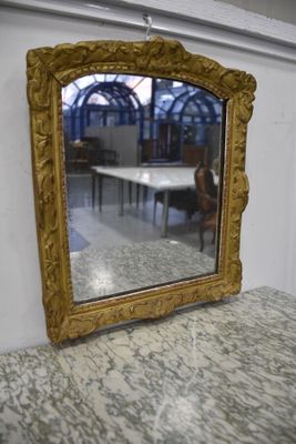 Miroir en bois doré à décor feuillagé