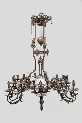 une image représentant un lustre en métal et en verre