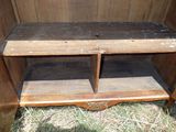 un banc en bois avec deux étagères au milieu