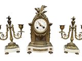 trois types d'horloges différents exposés sur un fond blanc