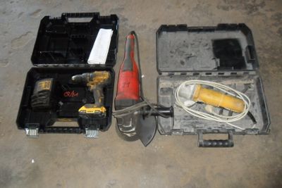 deux outils dans la mallette posée sur le sol