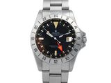 une image d'une montre avec un cadran noir et une trotteuse rouge