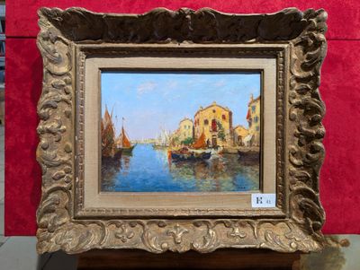 une peinture à l'huile représentant des bateaux dans un port, avec un mur rouge en arrière-plan
