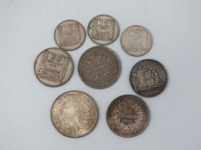six types de pièces différents sur une surface blanche