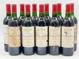 six bouteilles de vin rouge alignées sur une surface blanche