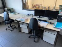 deux grandes tables en stratifié beige 150x80