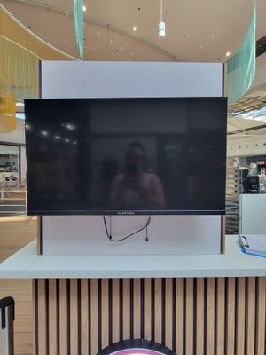 un téléviseur posé sur un meuble dans un magasin