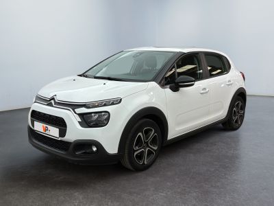 Une Citroën blanche est garée dans une grande pièce