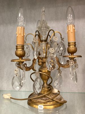 une table en verre sur laquelle se trouvent un bougeoir et deux bougies