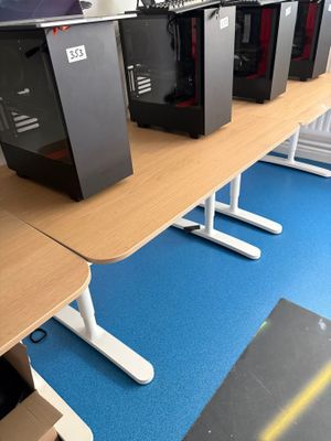 de nombreux ordinateurs posés sur les bureaux de cette salle