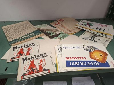 de nombreux livres posés sur une table verte recouverte de papiers