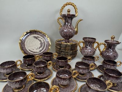 de nombreux types de tasses à café et de soucoupes sur la table