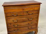 une commode en bois avec des poignées et des tiroirs en laiton