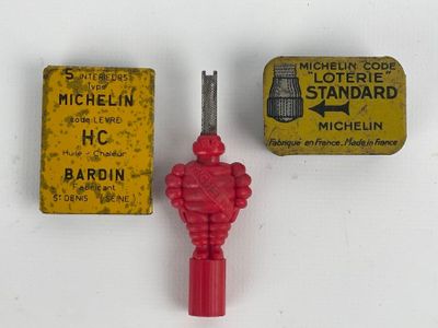 trois types d'outils différents posés sur une surface blanche