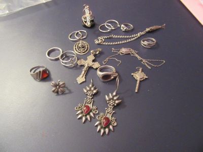 un tas de bijoux posés sur une table