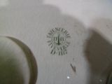 un gros plan d'une assiette sur laquelle figure un logo