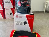 un casque posé sur un sac posé par terre