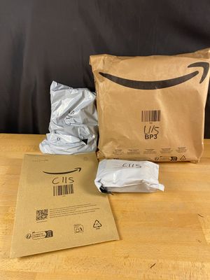 un sac de nourriture posé sur une table à côté d'un oreiller