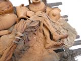 une statue représentant une femme assise sur un banc en bois