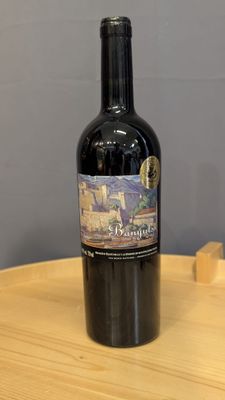 une bouteille de vin posée sur une table en bois