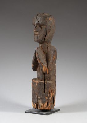 une statue en bois représentant un homme tenant un morceau de bois